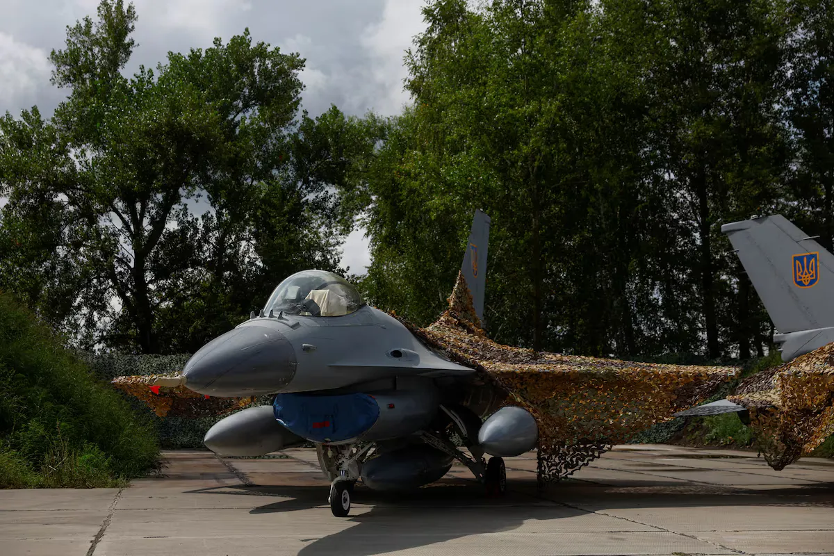 Україна отримала свої перші винищувачі F-16 більш ніж через рік після запиту. Літаки закамуфльовані та зберігаються в невідомих місцях для їх захисту.